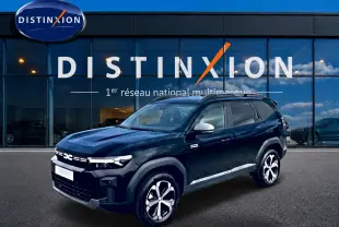 SUV Dacia Bigster noir en 3/4 avant droit, avec jantes diamantées 18 pouces et barres de toit visibles.