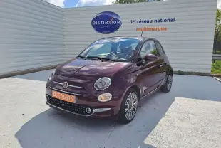 Fiat 500 Opera Bordeaux métal vue 3/4 avant droit, avec calandre chromée et jantes alliage multibranches.