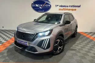 Peugeot 2008 Allure Hybrid 145 gris vue 3/4 avant droit avec feux LED et calandre noire distinctive.