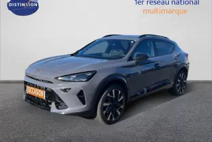 Vue 3/4 avant d'un CUPRA Formentor 1.5 eTSI 150CH DSG7 en gris Graphene avec jantes bi-ton et lignes dynamiques.