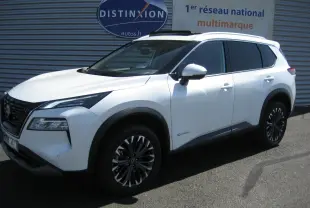Nissan X-Trail blanc nacré en 3/4 avant droit, avec jantes bi-ton et détails noirs contrastants.