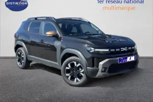 Dacia Duster noir en 3/4 avant droit, avec jantes alu bicolores et rétroviseurs couleur bronze.