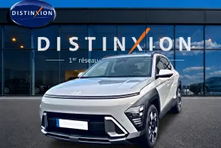 Hyundai Kona gris 2025 en 3/4 avant droit, avec calandre épurée et jantes alliage 18 pouces visibles.