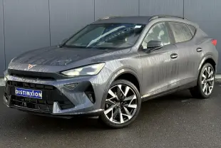 Vue 3/4 avant d'une CUPRA Formentor blanche avec jantes alliage noires et calandre marquée au logo CUPRA.