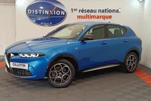Vue 3/4 avant gauche d'une Alfa Romeo Tonale 1.5T Hybrid 160 VGT bleu avec jantes distinctives à cercles entrelacés.