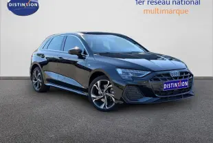 Audi A3 Sportback 2025 noir Mythic métallisé en 3/4 avant avec jantes alu et calandre S line distinctive.