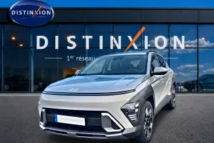 Hyundai Kona gris 2025 en 3/4 avant droit, avec feux LED et jantes alliage devant showroom Distinxion.
