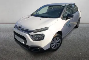 Citroën C3 blanc vue 3/4 avant droit, avec logo sur porte et jantes acier à enjoliveurs.