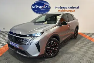 Peugeot 3008 III Hybrid gris Artense en 3/4 avant droit, avec calandre distinctive et jantes noires brillantes.
