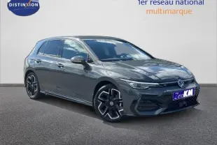 Volkswagen Golf 1.5 eTSI R-Line gris lunaire vue 3/4 avant avec jantes alu noires et calandre sportive.