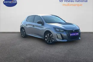 Peugeot 208 gris Artense vue 3/4 avant droit, avec calandre distinctive et jantes alliage noires et argentées.