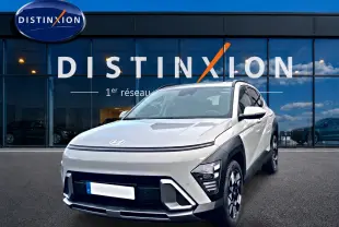 Hyundai Kona 1.6 GDI hybride gris, vue 3/4 avant avec signature lumineuse LED et jantes alliage 18 pouces.