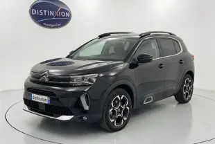 Vue 3/4 avant d'un Citroën C5 Aircross hybride noir 2024 avec jantes distinctives et barres de toit visibles.