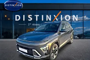 Vue 3/4 avant droite d'un Hyundai Kona 2025 gris ecotronic avec jantes alliage et feux LED distinctifs.