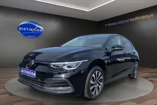 Volkswagen Golf noire vue en 3/4 avant droit, avec jantes distinctives et vitres arrière surteintées.