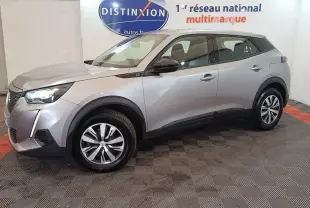 Peugeot E-2008 électrique gris clair vue de profil côté gauche, avec jantes distinctives et éclairage LED avant.