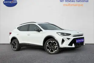 Vue 3/4 avant droite d'un CUPRA Formentor blanc Nevada métallisé avec jantes noires et toit noir contrasté.