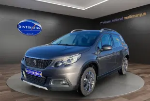Peugeot 2008 gris foncé vue 3/4 avant droit avec toit ouvrant et jantes alliage en showroom.