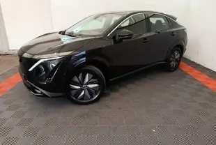 Nissan Ariya noir 63kWh en vue 3/4 avant droit, avec jantes modernes et lignes épurées électriques.