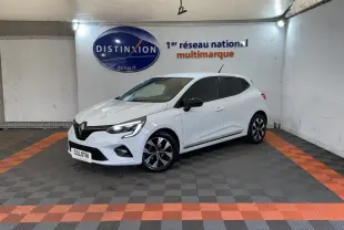 Renault Clio Business blanc vue 3/4 avant droit en intérieur avec jantes noires et rétroviseurs noirs.