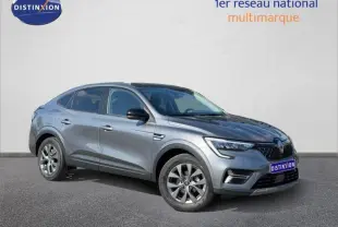 Renault Arkana gris métallisé en 3/4 avant droit, mettant en valeur ses lignes fluides et ses jantes alliage.