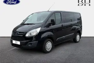 Ford Transit Custom Fourgon noir vu en 3/4 avant droit, avec portes latérales coulissantes et double portes arrière.