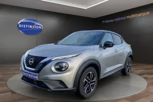 Nissan Juke gris clair en 3/4 avant droit, avec jantes alliage noires et toit noir contrasté.