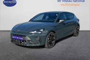 Vue 3/4 avant d'une CUPRA Leon 1.5 eTSI 150CH DSG bleu Fjord avec jantes noires et détails sportifs visibles.