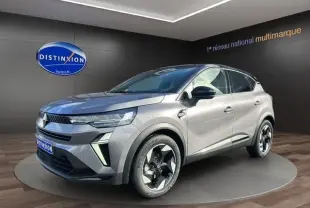 Renault Captur Techno full hybrid 2025 gris foncé, vue 3/4 avant droit, jantes noires et détails LED avant visibles.