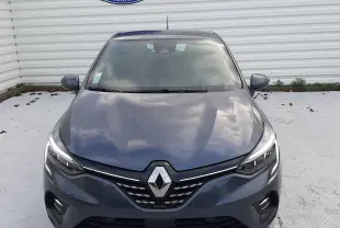 Renault Clio V TCE 90 Intens gris titanium vue de face, mettant en valeur sa calandre distinctive et ses phares LED.