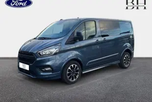 Ford Transit Custom Fourgon bleu azur métallisé vu en 3/4 avant droit avec jantes alu et vitres surteintées.