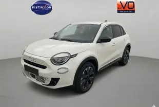 Vue 3/4 avant droite d'une FIAT 600 T-Gen 3 blanche avec jantes noires et détails noirs contrastants.