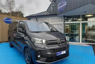 Citroën Jumpy gris Titane métal en vue 3/4 avant, avec projecteurs LED et calandre noire brillante.