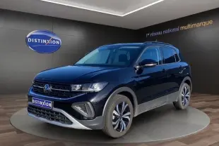 Vue 3/4 avant d'un Volkswagen T-Cross noir 2025, avec calandre noire et jantes alliage distinctives, en showroom.