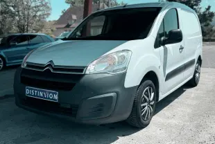 Vue 3/4 avant droite d’un Citroën Berlingo blanc 2016 avec pare-chocs noir et jantes alliage.
