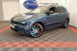 Vue 3/4 avant droite du SUV LINK & CO 01 bleu avec jantes bicolores et phares LED dans un showroom.