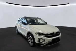 Volkswagen T-Roc blanc pur avec toit noir, vue 3/4 avant droit, jantes alliage et calandre chromée.