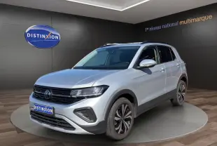 Volkswagen T-Cross gris clair en 3/4 avant droit, avec jantes alliage et calandre noire distinctive.
