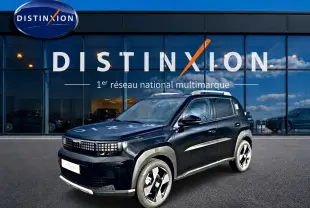 Fiat Grande Panda 1.2 hybrid noir en 3/4 avant droit, avec jantes alu 17 pouces et barres de toit visibles.