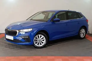 Vue 3/4 avant droite d'une Skoda Scala bleu vif avec jantes alliage et calandre noire chromée.