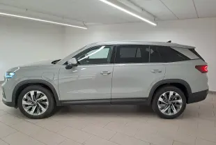 Vue latérale droite d'un Skoda Kodiaq gris perle 2025 avec jantes alliage 19'' et feux arrière allumés.