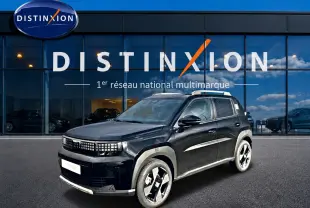 Vue 3/4 avant droite de la FIAT Grande Panda 1.2 hybrid noire avec jantes alu 17 pouces et barres de toit visibles.