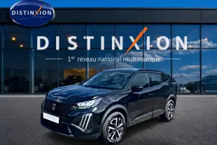 Peugeot 2008 noir en 3/4 avant droit, avec calandre distinctive et feux LED verticaux, devant vitrine Distinxion.