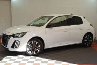 Peugeot 208 électrique blanche vue de profil côté gauche, avec jantes distinctives et feux LED avant.