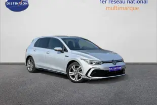 Volkswagen Golf 1.5 eTSI R-Line 2024 en Reflet d'Argent métallisé, vue 3/4 avant avec jantes alliage distinctives.