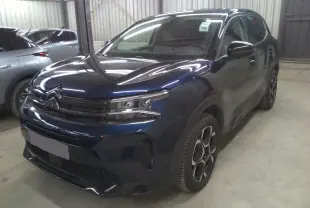 Citroën C5 Aircross 2025 bleu éclipse en vue 3/4 avant droit, avec calandre distinctive et jantes modernes.