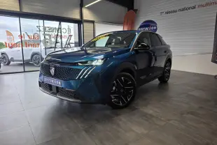Peugeot 3008 bleu métallisé en 3/4 avant droit, avec calandre noire et jantes alliage noires, en showroom.
