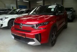 SUV Citroën C3 Aircross rouge Elixir avec toit noir, vu en 3/4 avant droit dans un garage intérieur.