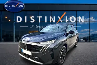 Peugeot 3008 gris titane en 3/4 avant droit, avec calandre distinctive et jantes alu noires devant showroom Distinxion.
