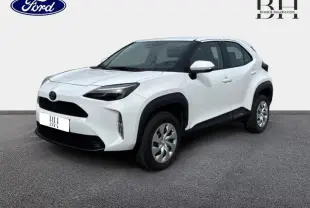 Toyota Yaris Cross blanc vue 3/4 avant droit avec protections noires contrastantes et jantes alliage.